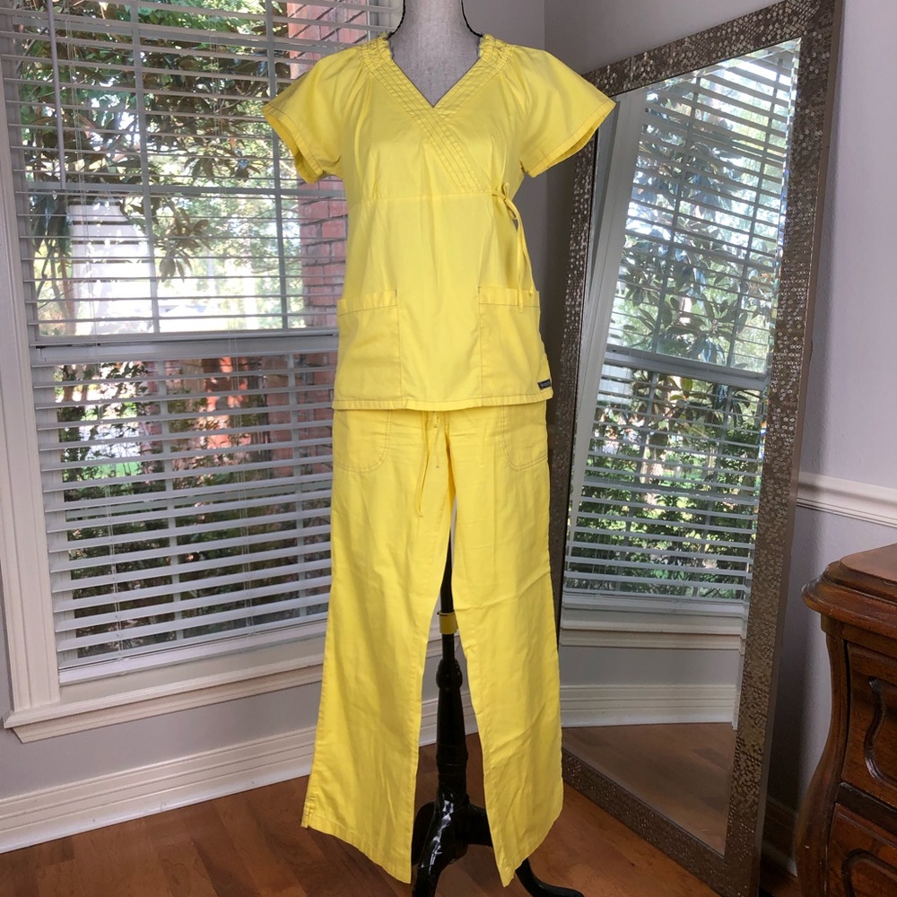 2 piece Scrubs Small Crayola Threads by Barco